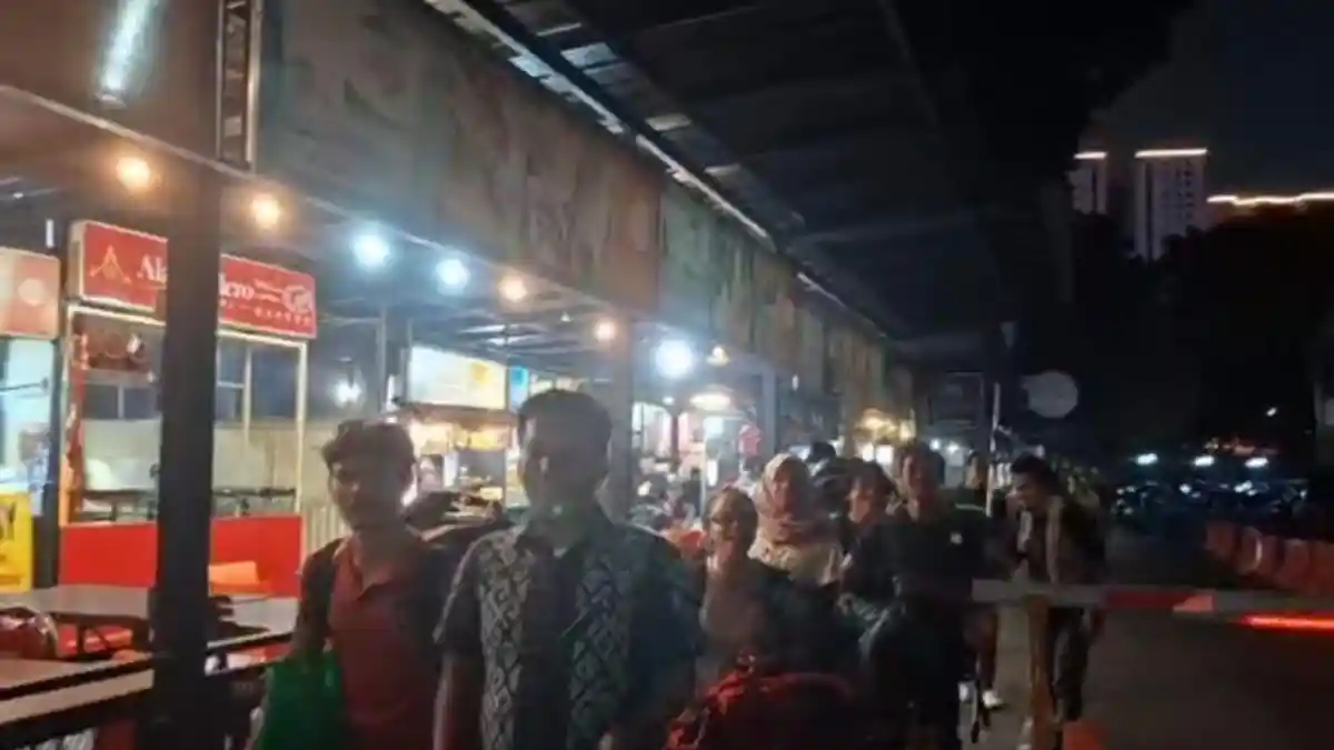 Enam Aktivis Greenpeace Pembentang Spanduk Karhutla Bebas Malam Ini