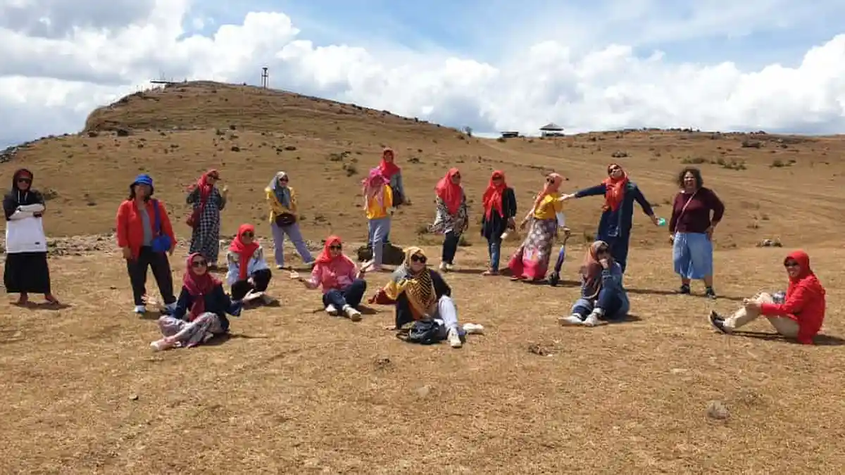 Emak-emak Smanli 93 Makassar Eksplorasi Bukit Teletubbies Barru