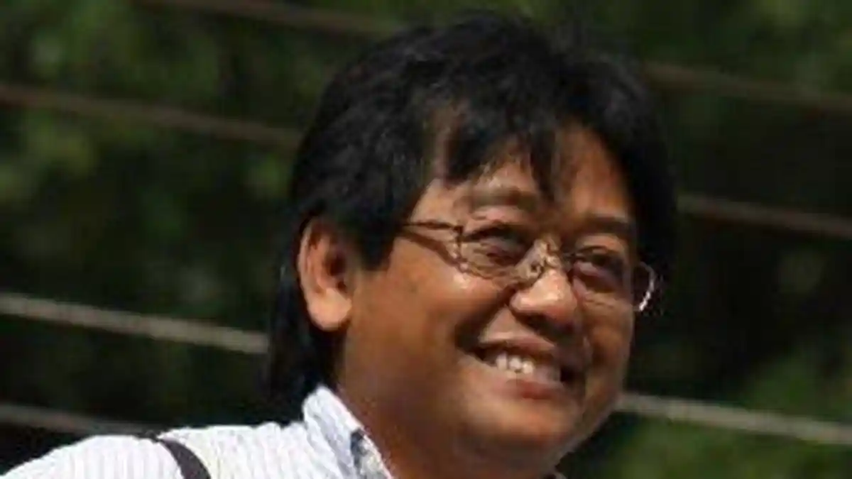 Puisi Pada Listrik Yang Padam Ibnu Wahyudi: pada listrik yang padam mengalir pikiran geram