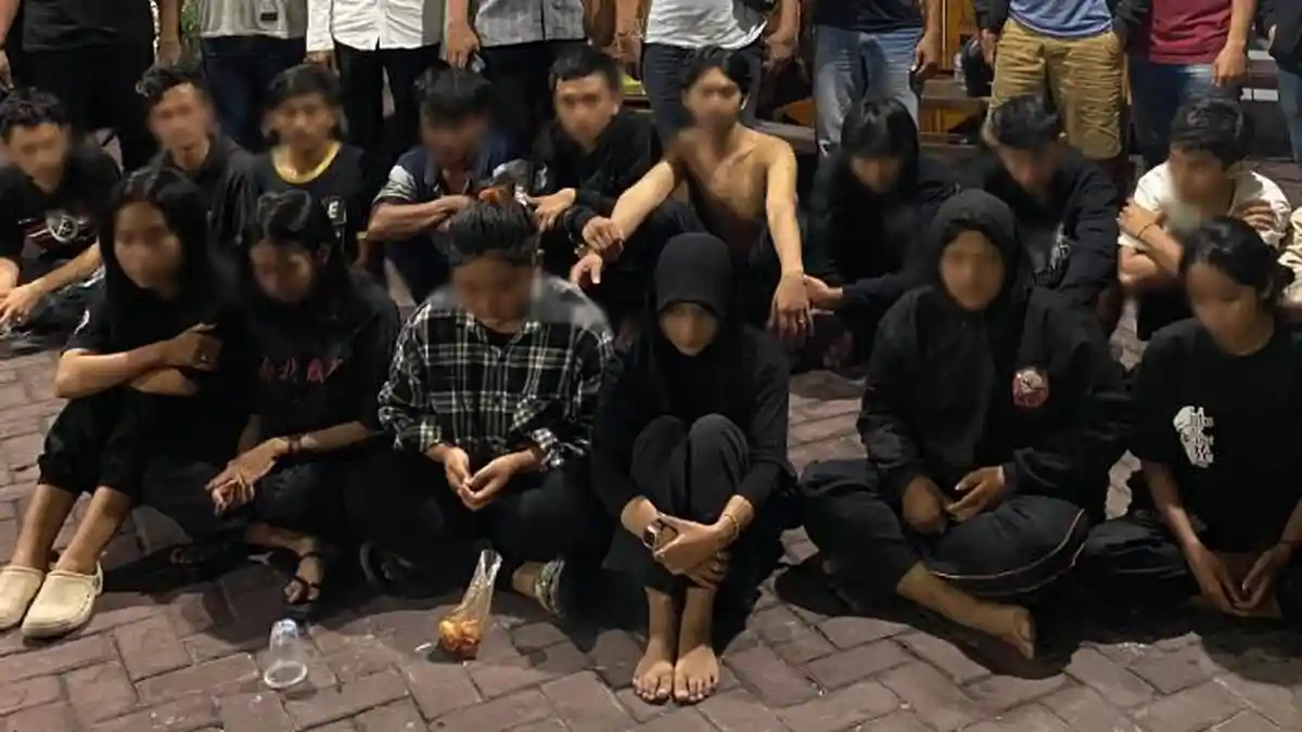 6 Pesilat Perempuan Terlibat Pengeroyokan Pemuda di Gresik, Pasang Muka Melas saat Diamankan Polisi
