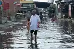 Seorang-Warga-Saat-Melintas-Banjir-Rob-di-Kelurahan-Belawan-I-Kecamatan-Medan-Belawan.jpg