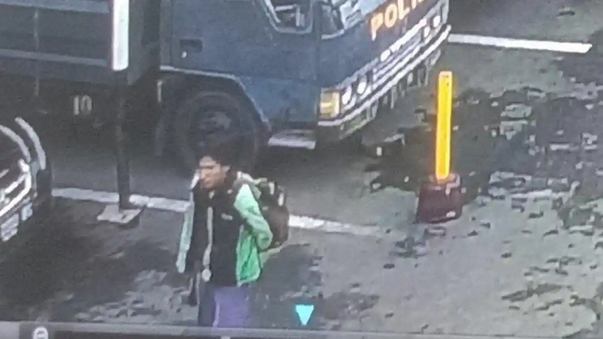 Tampang Pelaku Bom Bunuh Diri di Medan Terekam CCTV, Pakai Jaket Bawa Ransel