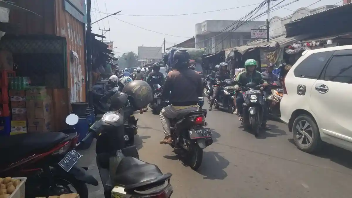 Kondisi Lalu Lintas Pasar Bengkok Semrawut, Pengguna Jalan Geram
