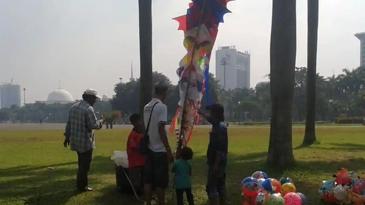 Pedagang Monas Mendulang Rezeki