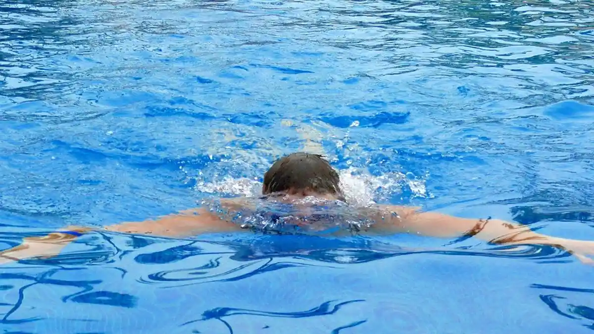 TAFSIR dan Arti Mimpi Berenang di Kolam Sendirian, Baik atau Buruk?