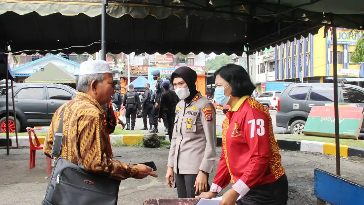 Polres Padangsidimpuan Vaksinasi Sekaligus Bagi-bagi Minyak Goreng dan Telor ke Warga