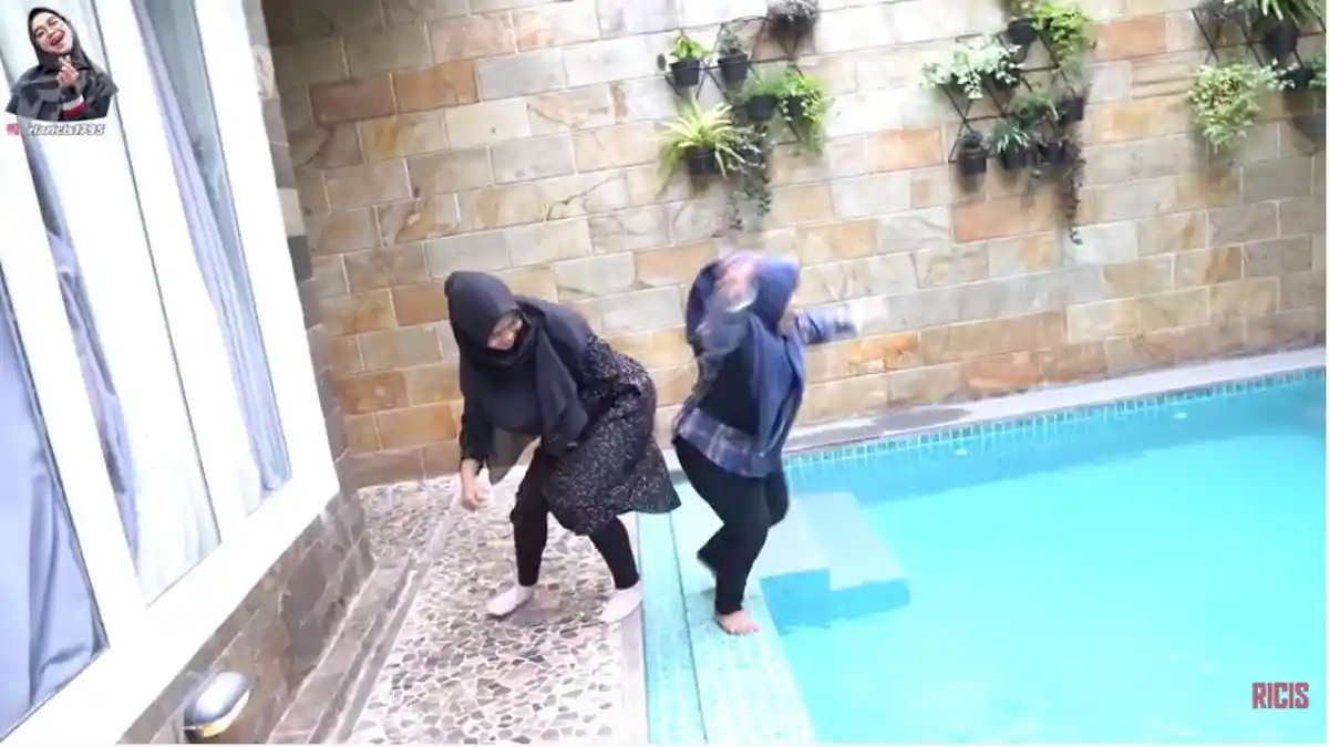 Ria Ricis Dikritik Netizen lantaran Aksinya Sengaja Senggol Kekeyi hingga Tercebur ke Kolam Renang