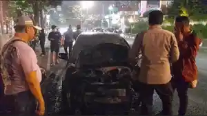 Kondisi-mobil-Honda-Jazz-usai-mengalami-kebakaran-di-Jalan-Guru-Patimpus.jpg