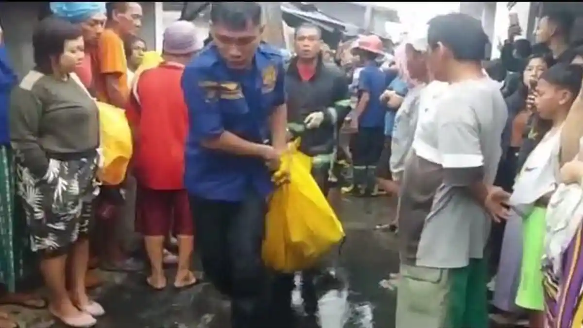 KELUARGA Histeris saat 4 Jasad Korban Kebakaran Belawan Tiba, Satu Keluarga Dikubur dalam Satu Liang