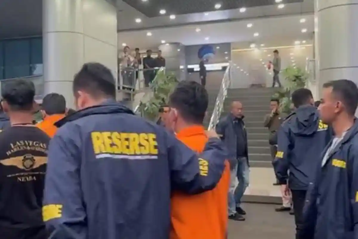 Polda Metro Jaya Geledah Kantor Kementerian Komdigi terkait Perlindungan Judi Online, Bawa Tersangka