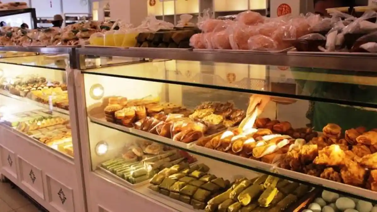 Berpenampilan Modern, Toko Ini Sajikan Kue Jajanan Pasar dan Roti Jadul Sejak 1963