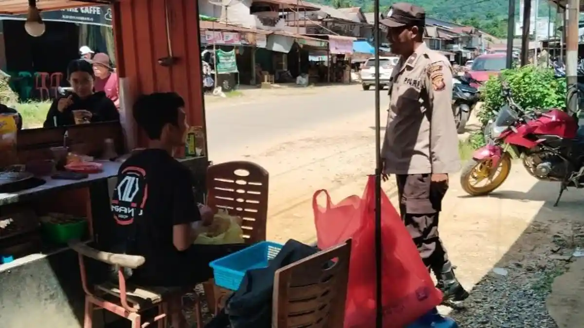 Langkah Humanis Polisi di Tengah Cuaca Panas, Tetap Semangat Patroli dan Sapa Warga