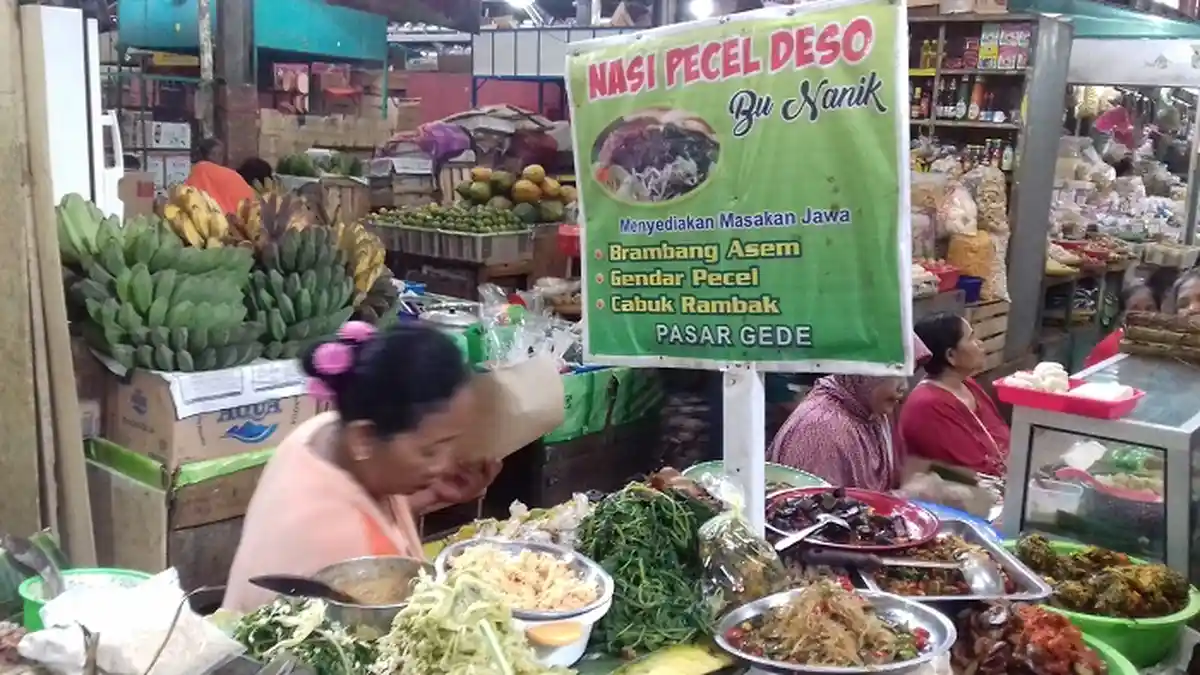 Ingin Menyantap Brambang Asem? Datangilah Tempat Berjualan Nanik Farida di Pasar Gede Solo