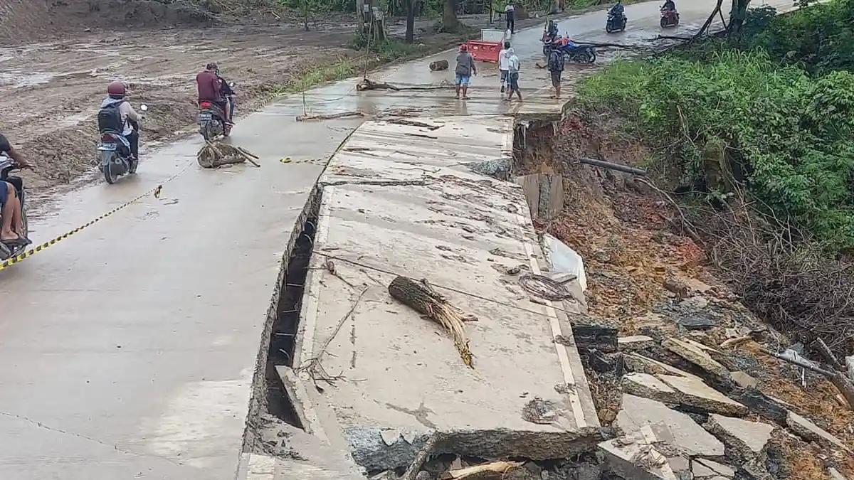 Setengah Badan Jalan Poros L1 Tenggarong Seberang Longsor, Warga Diminta Waspada Saat Melintas