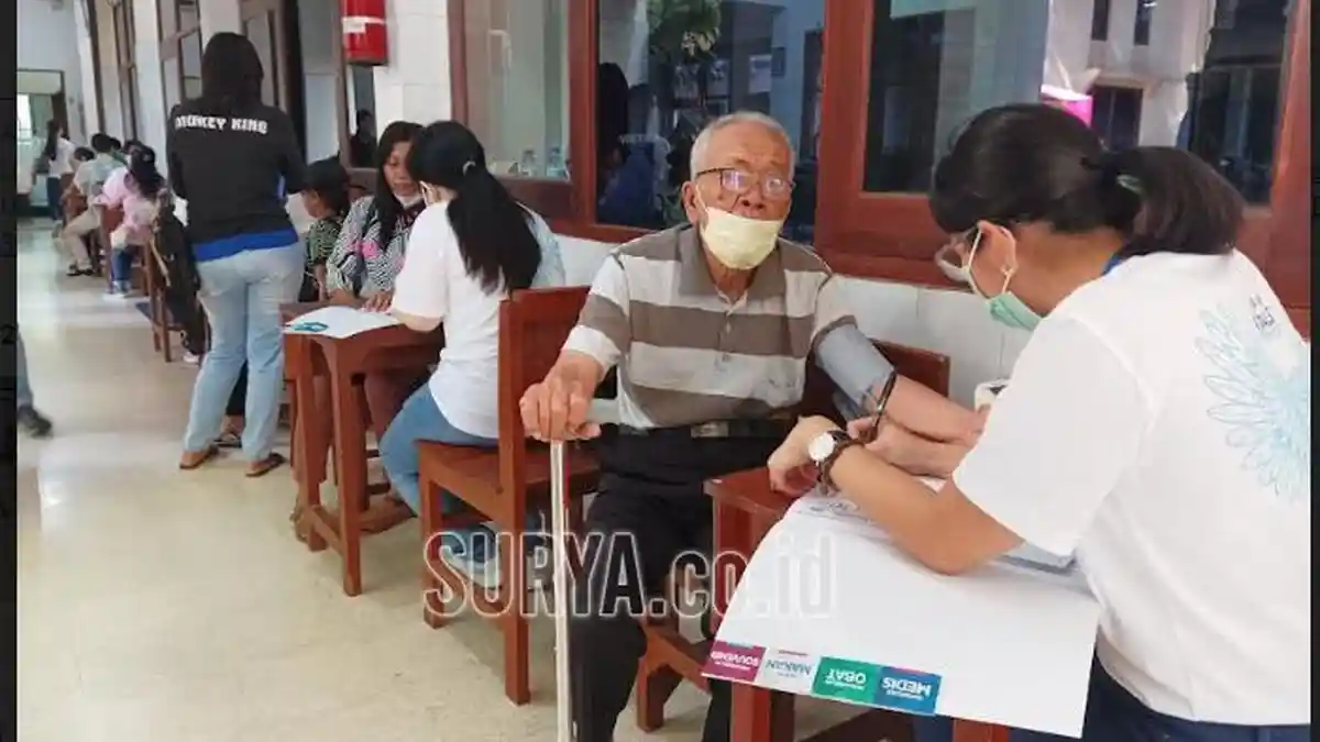 Alumni Sinlui Surabaya Gelar Pelayanan Kesehatan Gratis untuk Guru dan Tenaga Pendidik