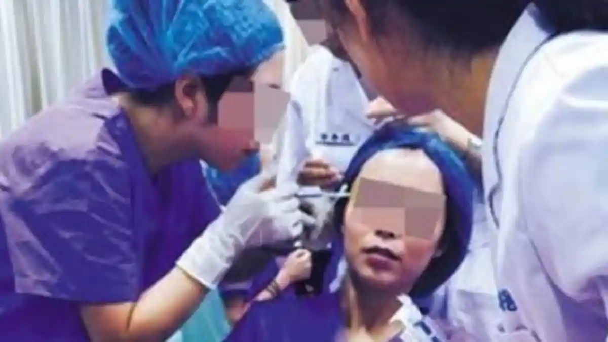 Tak Puas dengan Hasil Operasi Plastik, Wanita Ini Lepas Seluruh Pakaiannya di Rumah Sakit
