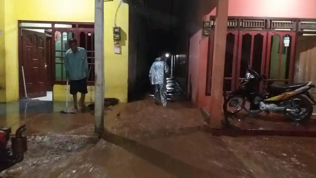 Warga Masih Menikmati Buka Puasa Saat Tanggul Sungai Mangkang Semarang Jebol