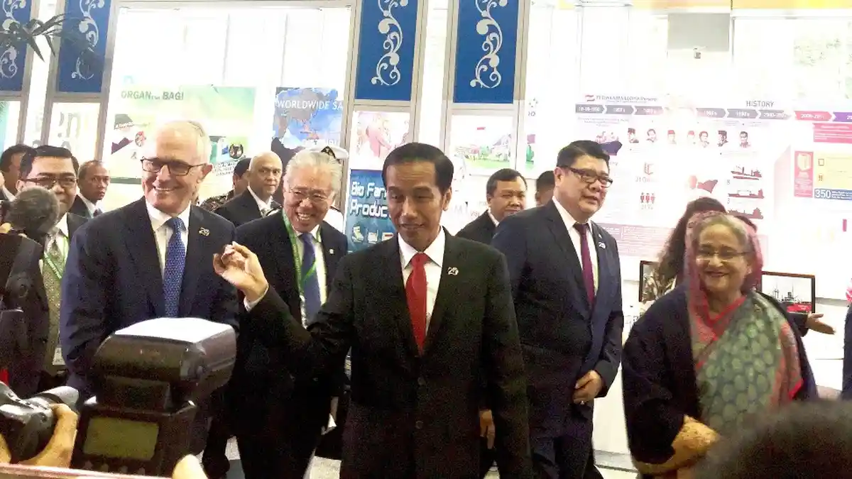 Malaysia-Korut Memanas, PM Najib Justru Asyik Lihat Kopi