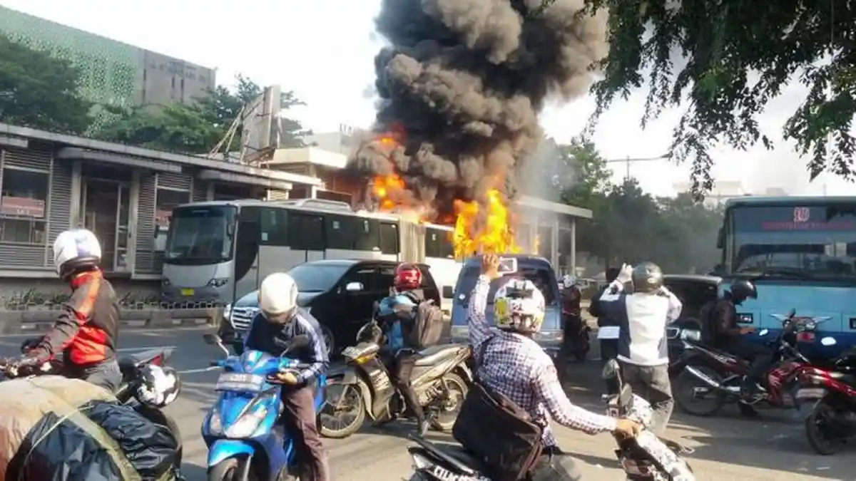 Bus Transjakarta Ludes Dilalap Api di Halte Salemba