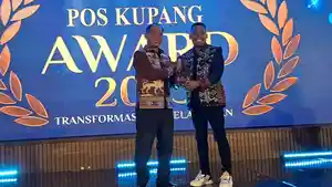 Penyerahan-Pos-Kupang-Award-2025-untuk-Kapolres-Sumba-Timur.jpg
