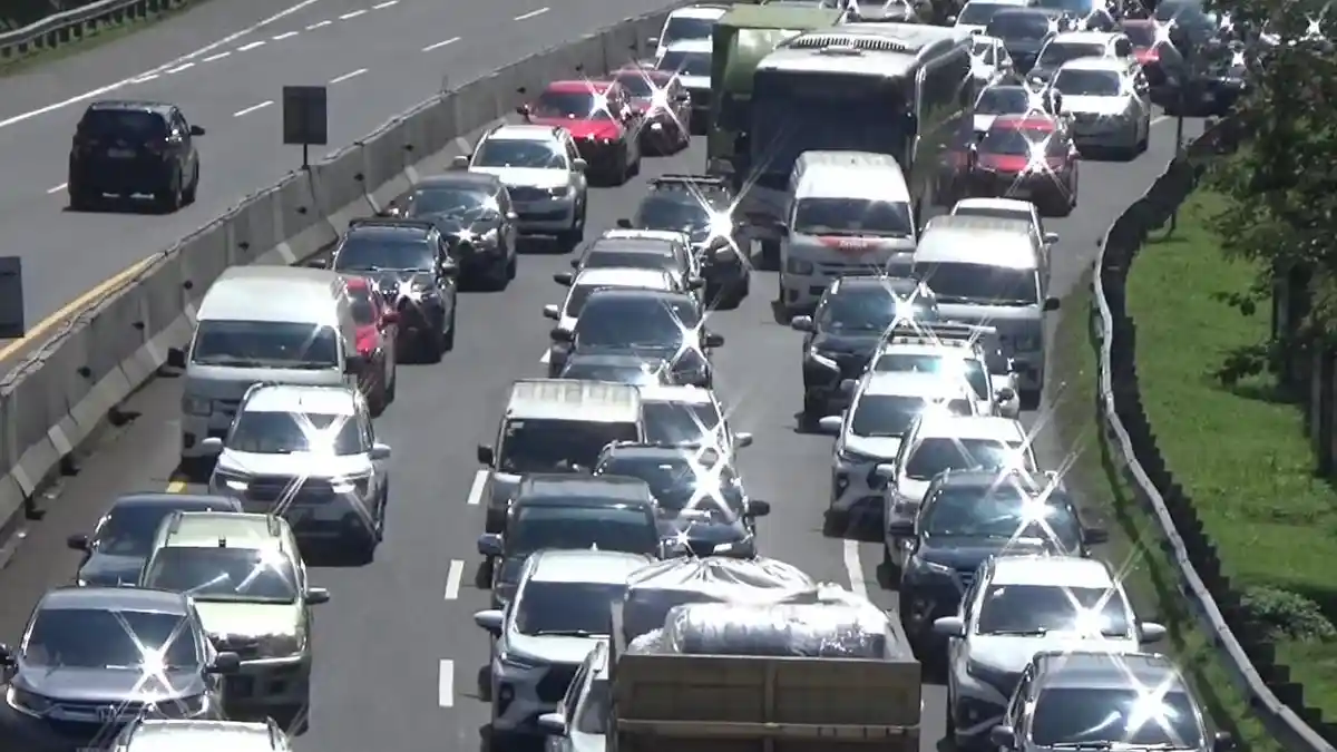 Tol Cipularang Macet Parah Siang Ini! Libur May Day 2026, Arus Jakarta Menuju Bandung Padat Merayap