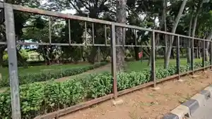 PAGAR-DIRUSAK-Rangkaian-pagar-besi-yang-terpasang-di-Hutan-Kota-Kemayoran.jpg