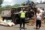 Truk-boks-bernomor-polisi-B-9003-UCQ-terguling-dalam-peristiwa-sumedang.jpg
