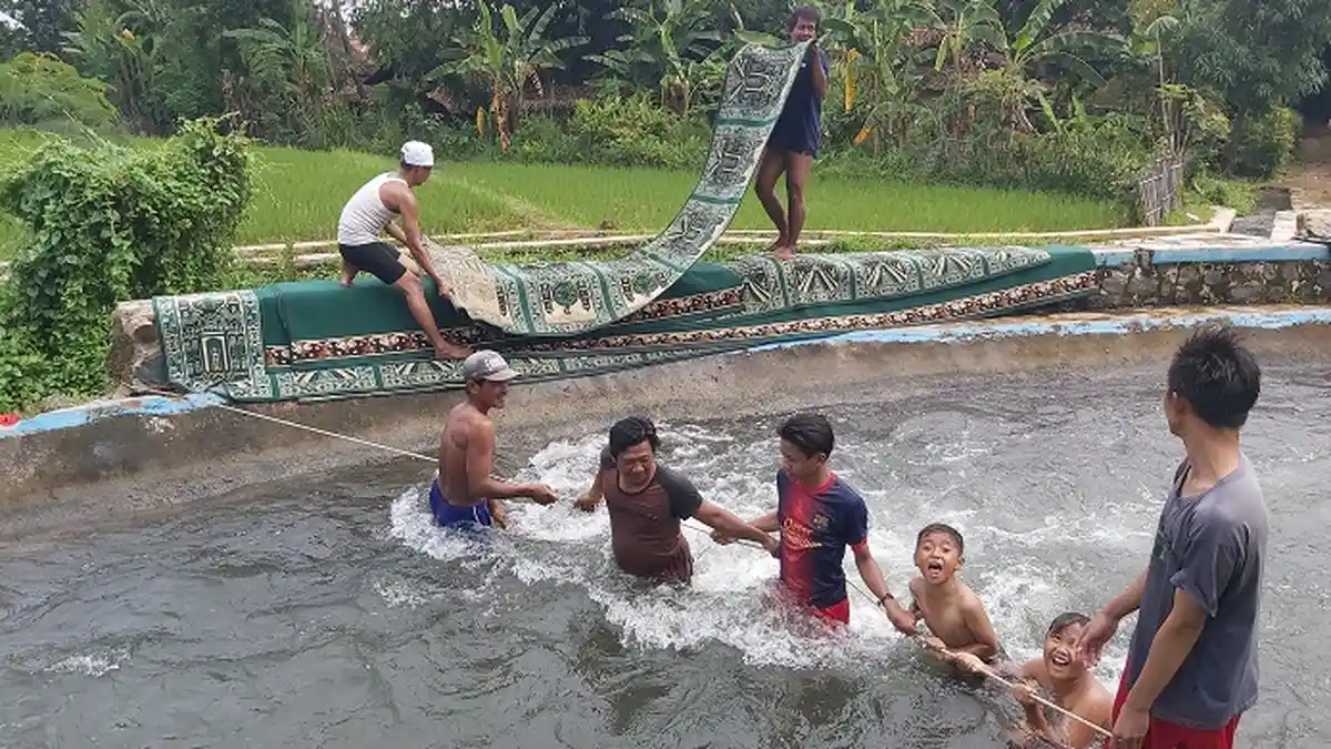 Warga Mulai Cuci Karpet Masjid di Sungai Karanggondang Pekalongan, Tanda Ramadan Segera Datang