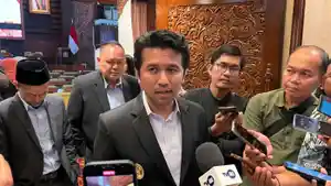 Emil-Elestianto-Dardak-ditemui-seusai-Rapat-Paripurna-DPRD-Jatim.jpg