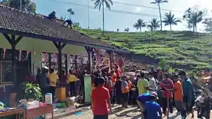 MENYINGKIRKAN-PUING-Para-relawan-dan-warga-menyingkirkan-pui.jpg