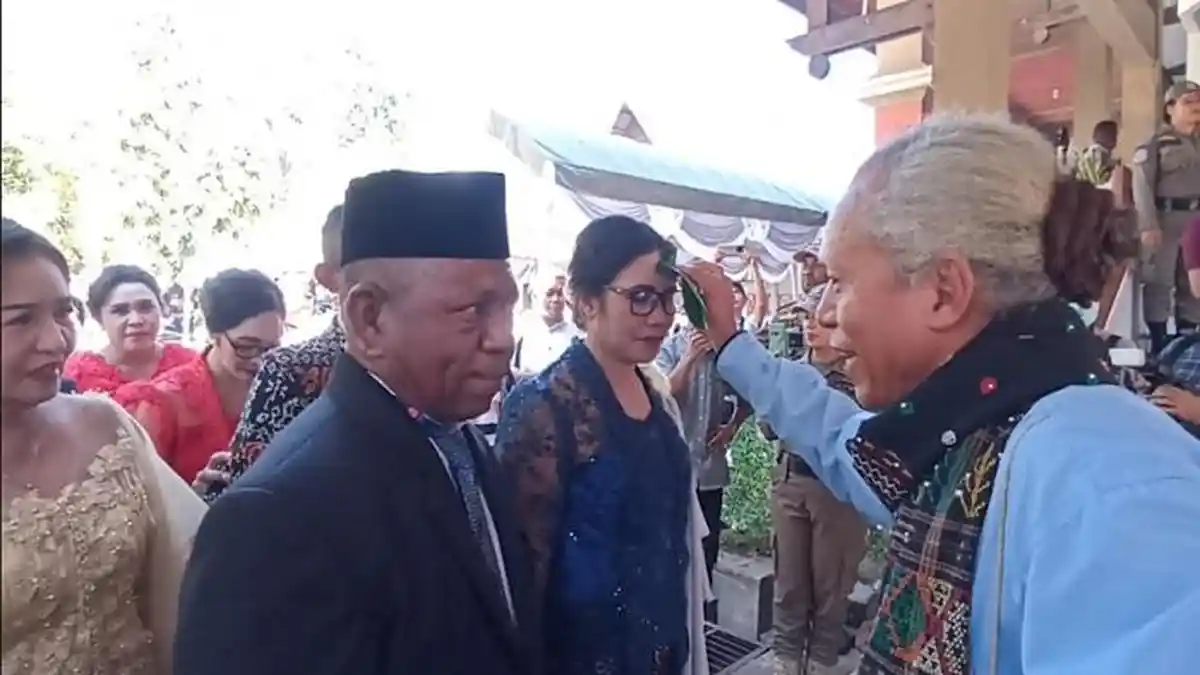 Jelang Pelantikan, 35 Anggota DPRD Sikka Diterima Secara Seremonial Adat