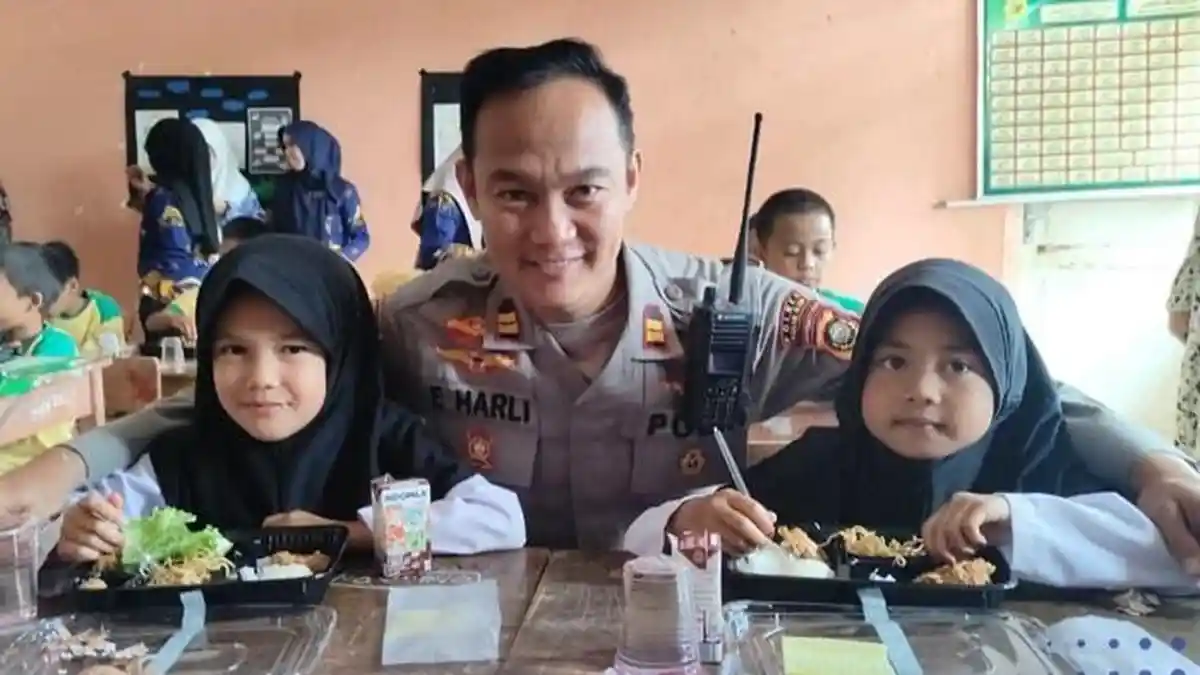 Polres Pagar Alam Mulai Bagi-bagi Makanan Bergizi Gratis untuk Siswa SD