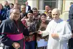 Paus-Leo-XIV-menerima-patung-Yusuf-Arimatea-ddddd.jpg
