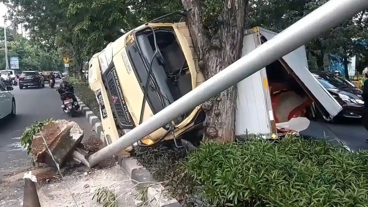 Kecelakaan Hari Ini di Jakarta: Truk Pengangkut Toren Air di Pluit Tabrak Pohon, Plang Jalan Rubuh