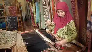 Aktivitas-Rumah-Kain-yang-bergerak-di-bidang-produksi-dan-penjualan-kain-tradisional.jpg