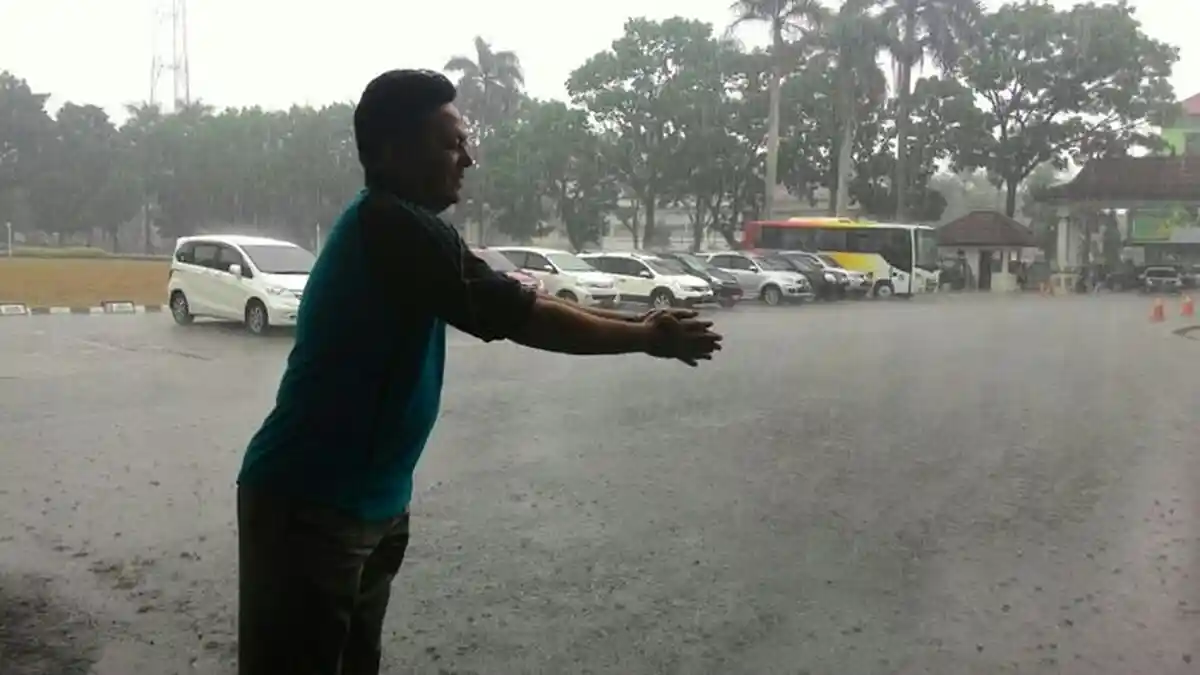 Pagi Sampai Siang Panas, Sore dan Malam Hujan. Ini Penjelasan BMKG