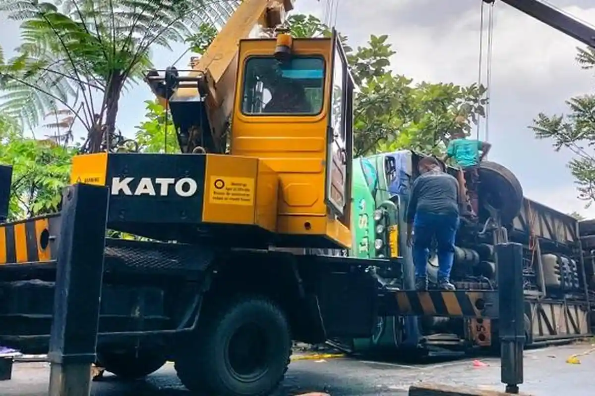 Proses Evakuasi Rangka Bus ALS di Malalak Sedang Berlangsung, Akses Jalan Terhambat
