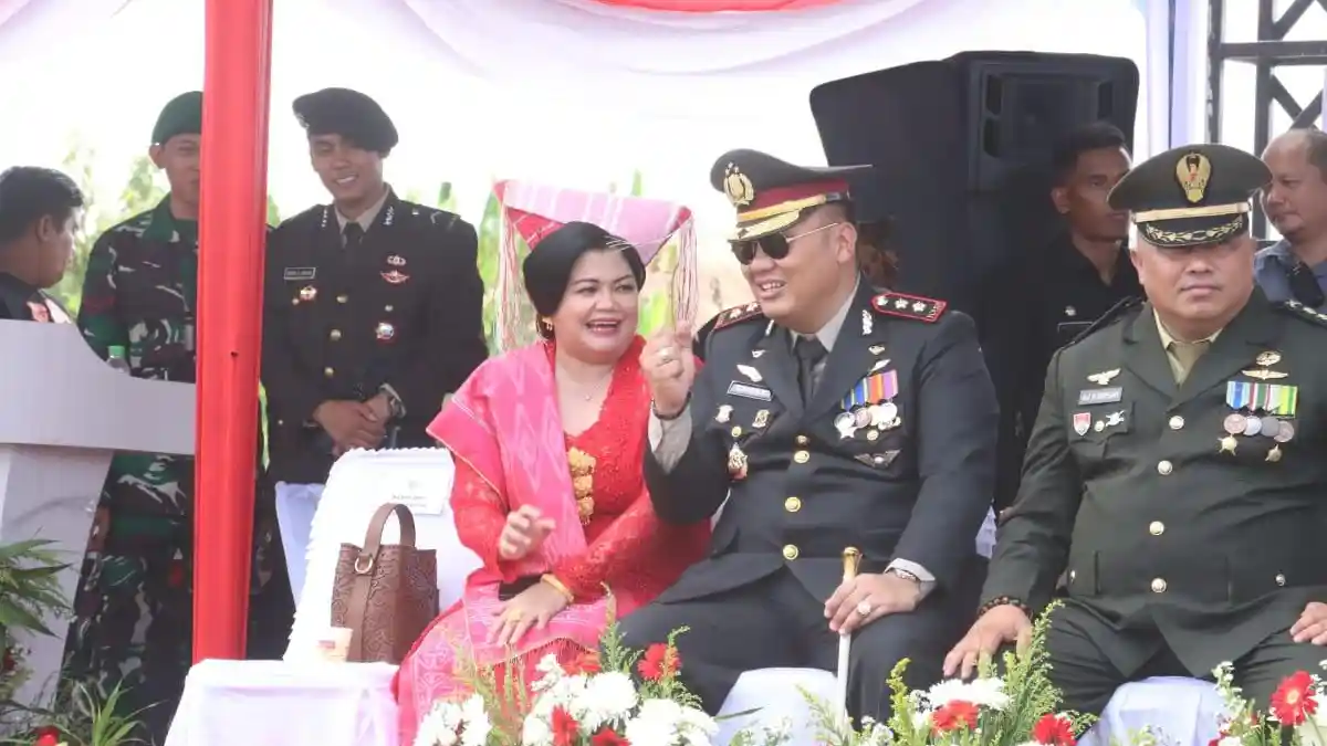 Dibikin Romantis Kapolres Didampingi Ketua Bhayangkari Simalungun Ikuti Upacara HUT RI Ke 79