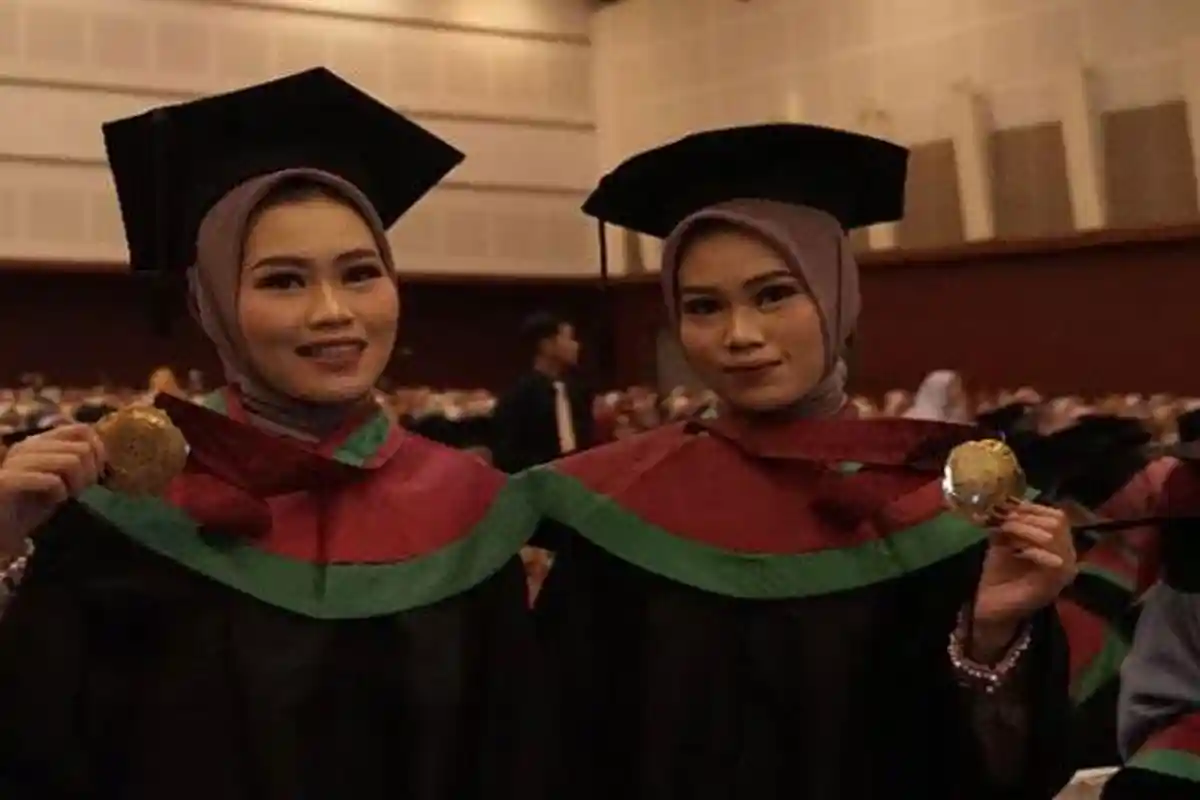 Sosok Iin dan Uun Wisudawan Kembar Asal Banyuwangi yang Kompak Lulus Cumlaude, Punya Bisnis Sendiri