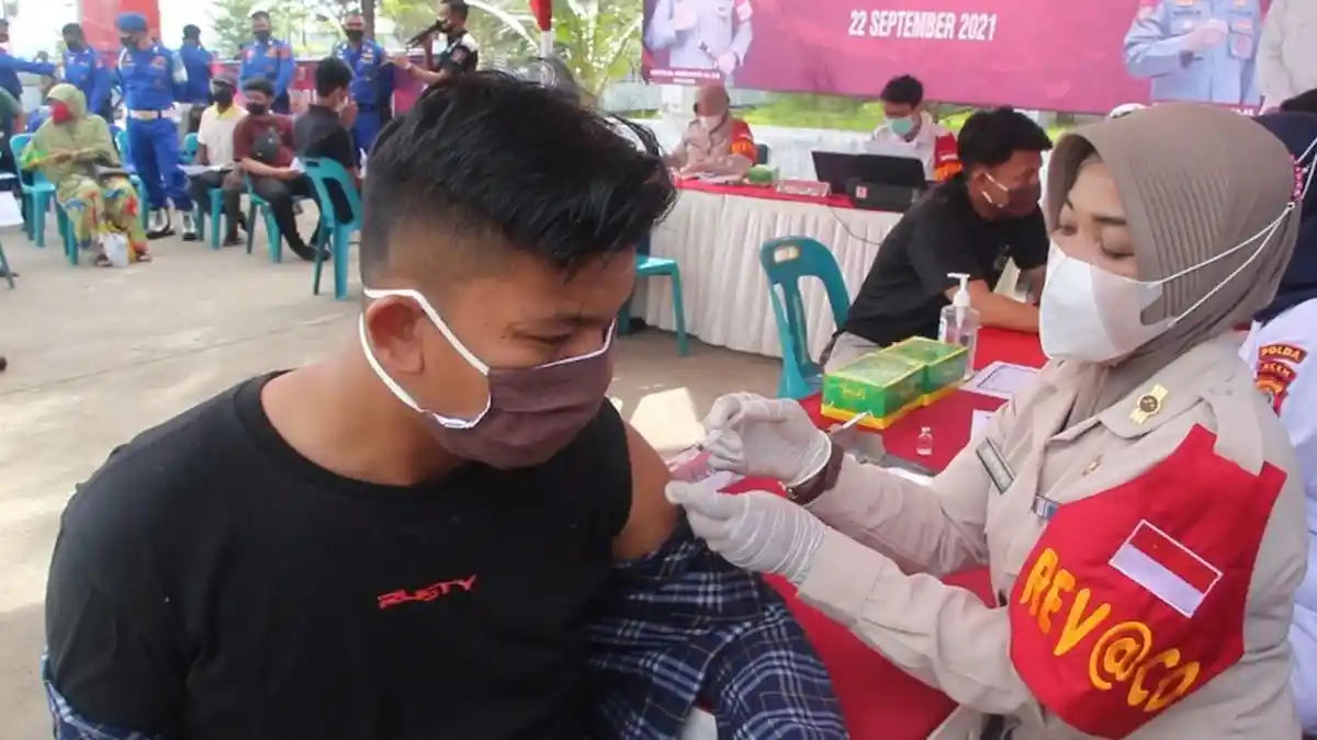 Direktorat Polairud Polda Aceh Gelar Vaksin untuk Warga Pesisir di Pelabuhan Perikanan Lampulo