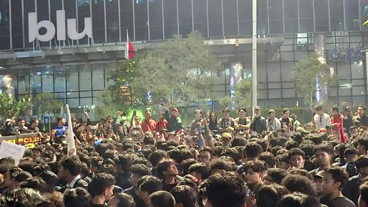 Mahasiswa Masih Kepung Thamrin Hadapi Barikade Polisi-TNI, Bundaran HI Belum Tersentuh
