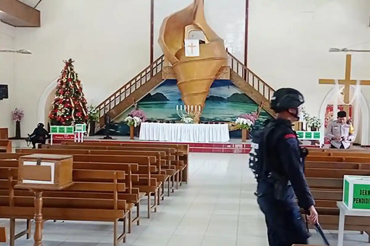 Tim Gegana Brimob dan Polresta Sorong Kota Sterilisasi Gereja Jelang Ibadah Natal