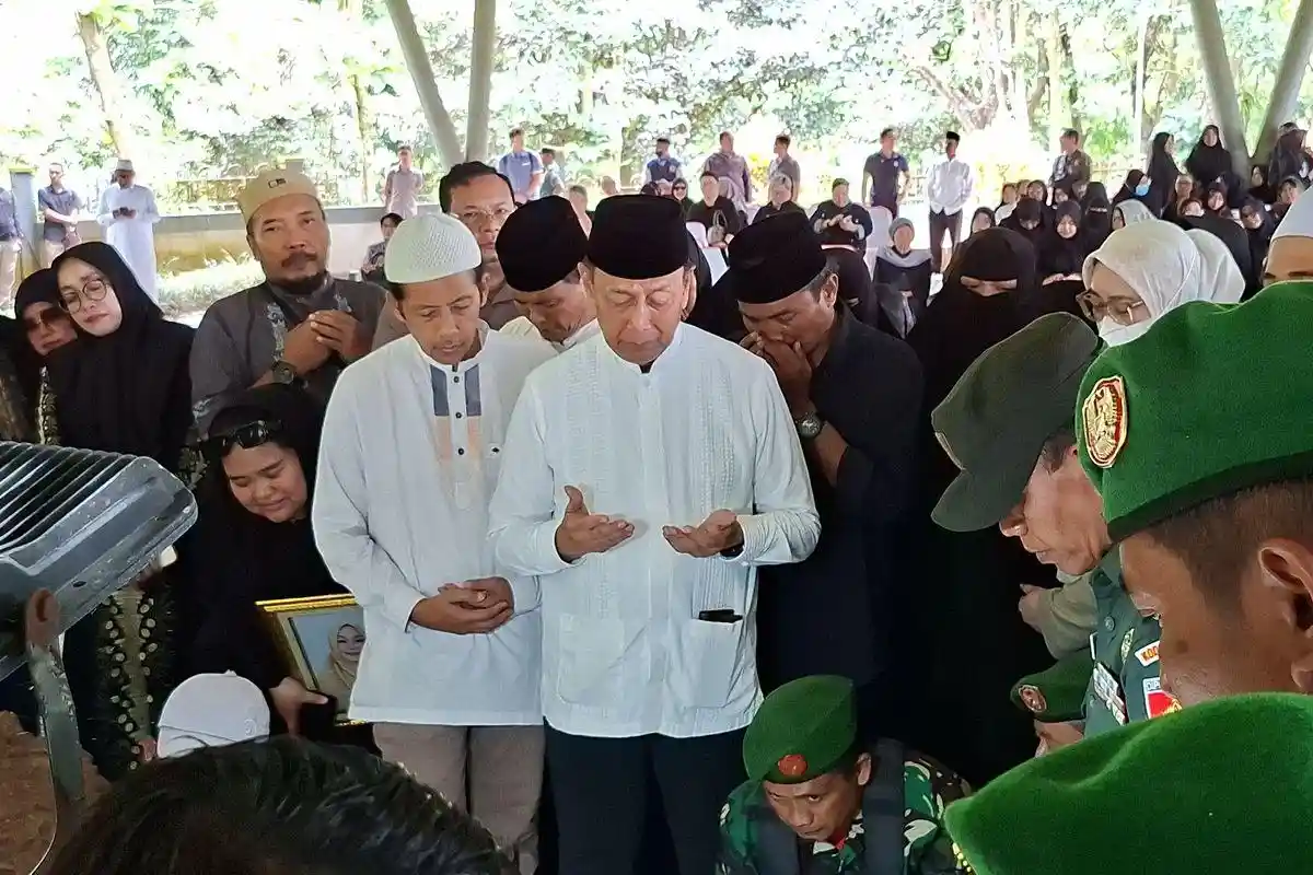 Wiranto Menangis Iringi Pemakaman Sang Istri Rugaiya Usman, Meninggal Karena Sakit