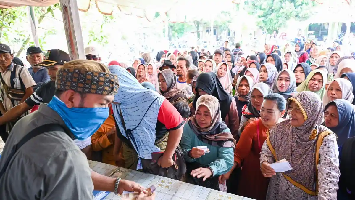 Warga Cilamaya Kulon Karawang Padati Bazar Sembako Murah