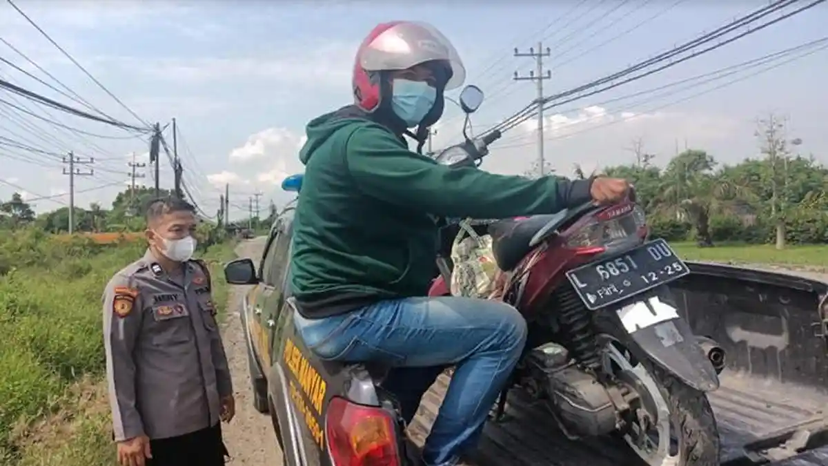 Sepeda Motor Pemudik Mogok di Manyar Kabupaten Gresik, Diangkut Mobil Polisi ke Bengkel