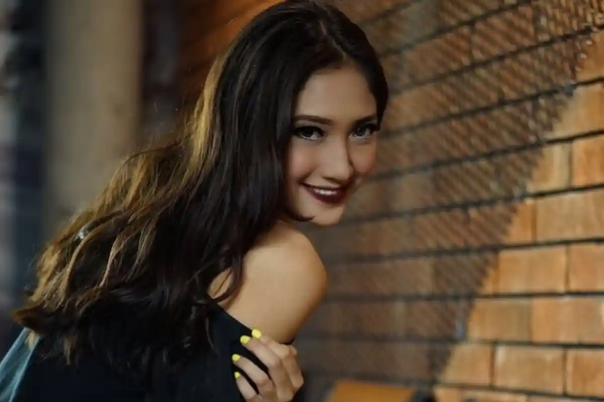 Digosipkan Dekati Richard Kyle, Putty Erwina Mantan Pramugari Garuda Indonesia Beri Klarifikasi