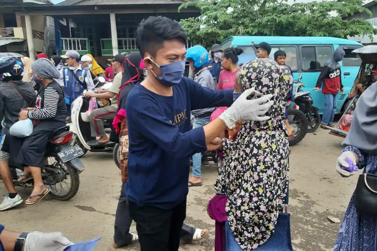 HPMT Jeneponto Bagi Masker dan Sembako ke Pedagang Pasar Tolo Timur