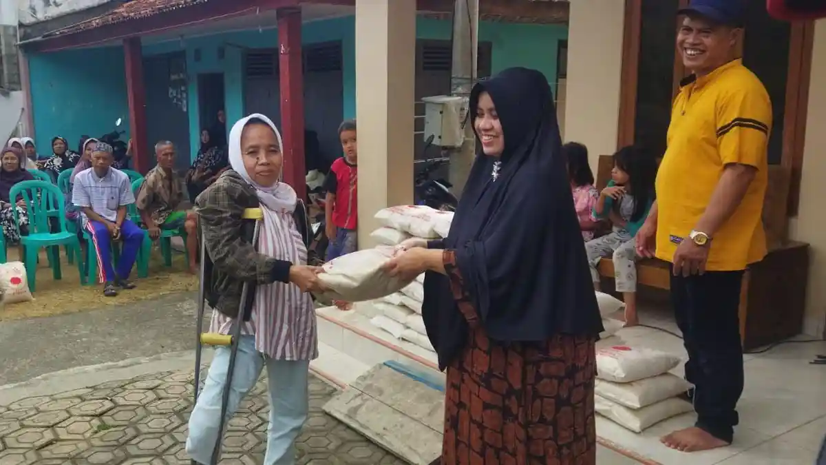 Dermawan Misterius Bantu Lansia Pangandaran Lewati Kemarau