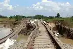 jateng/Lokasi-rel-kereta-api-yang-rusak-diterjang-banjir-di-Desa-Papanrejo.jpg