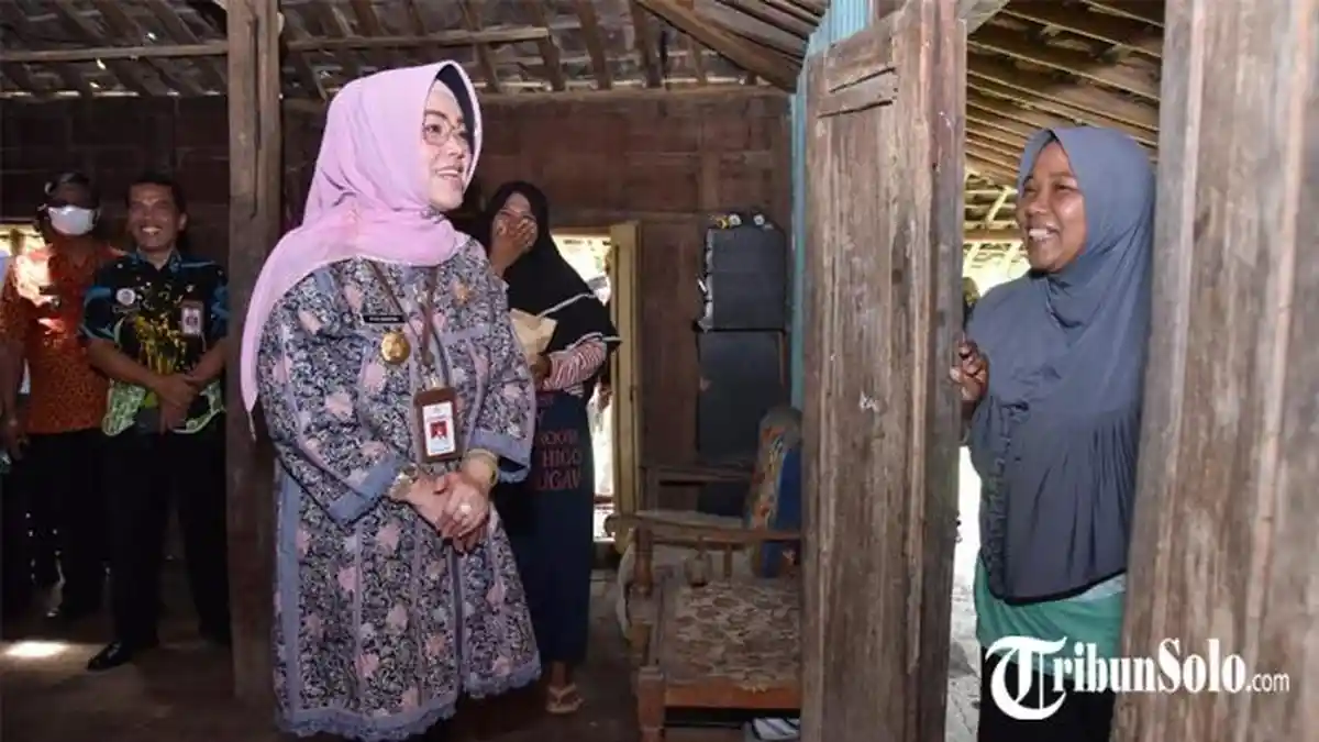 Kepedulian Bupati Etik Suryani Ke Masyarakat Sukoharjo : Terjun Langsung Serahkan Bantuan RTLH